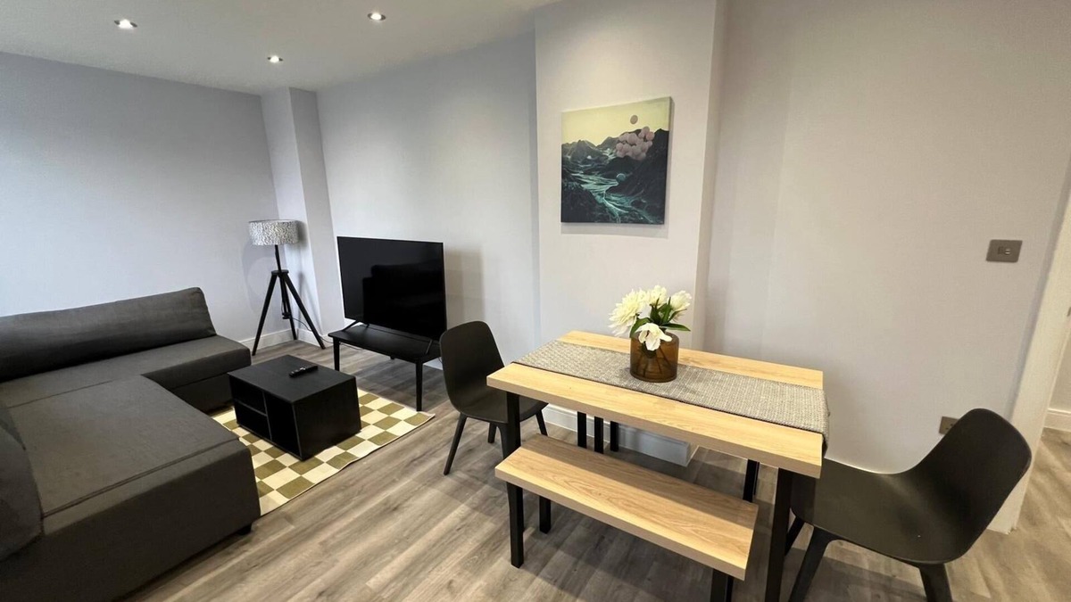 Abingdon Apartment | Queen Apartment | 7 Guests | High Spec | En-Suites
