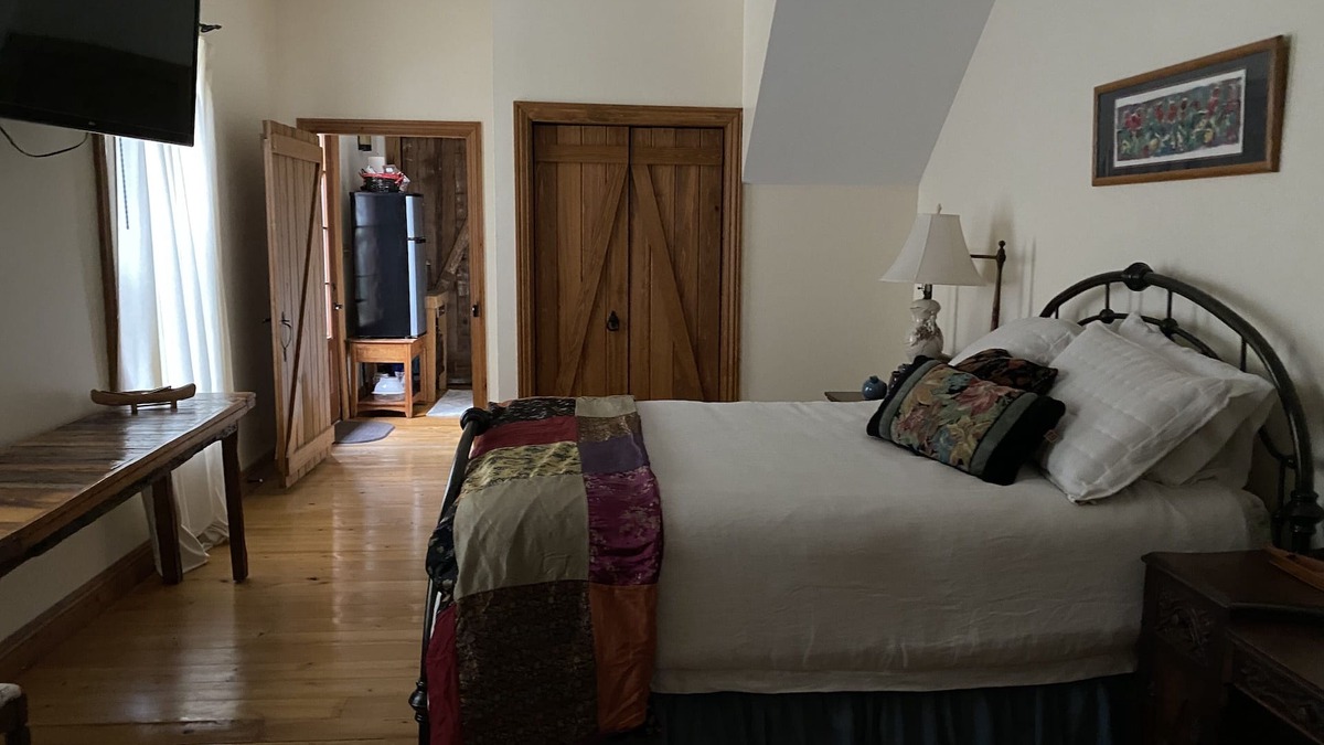 Breaux Bridge Apartment | Queen bdrm, & breakfast. Upstairs den with full-twin bunk option.