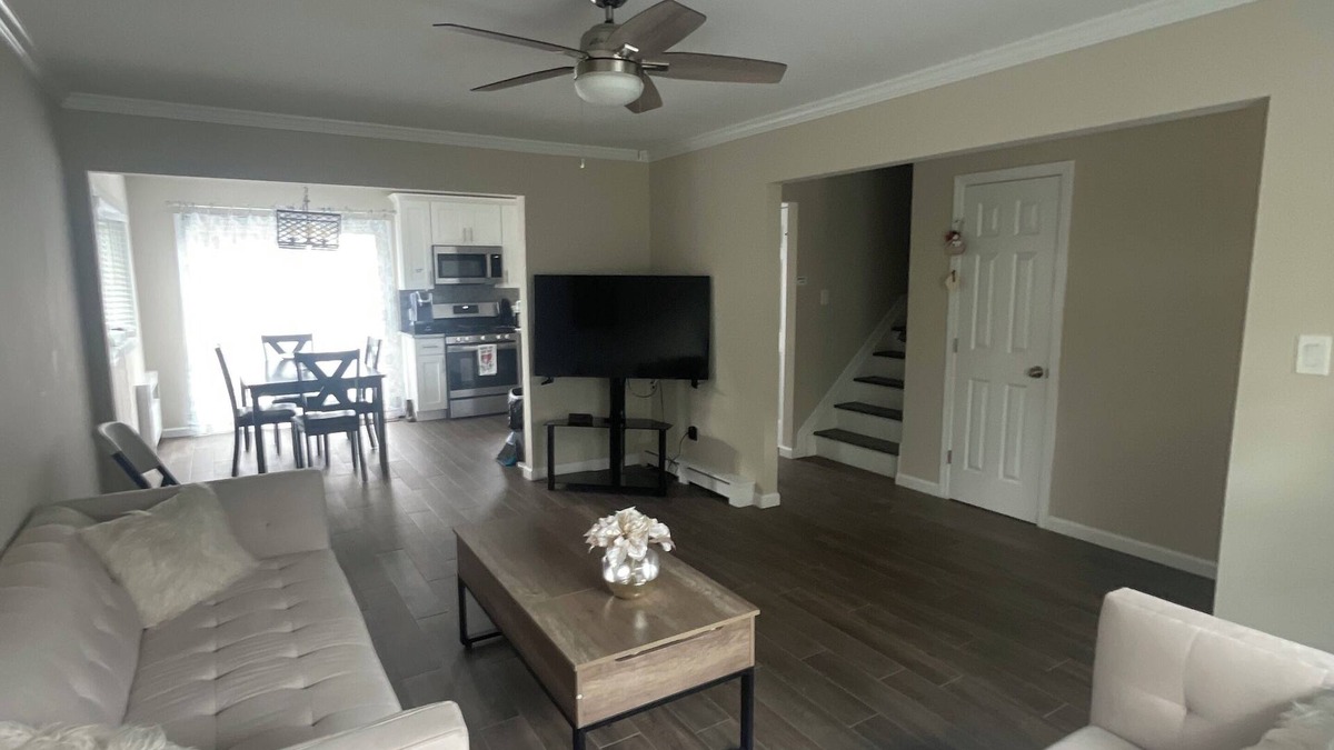 Plainedge House | Queen bedroom 1 min to highway