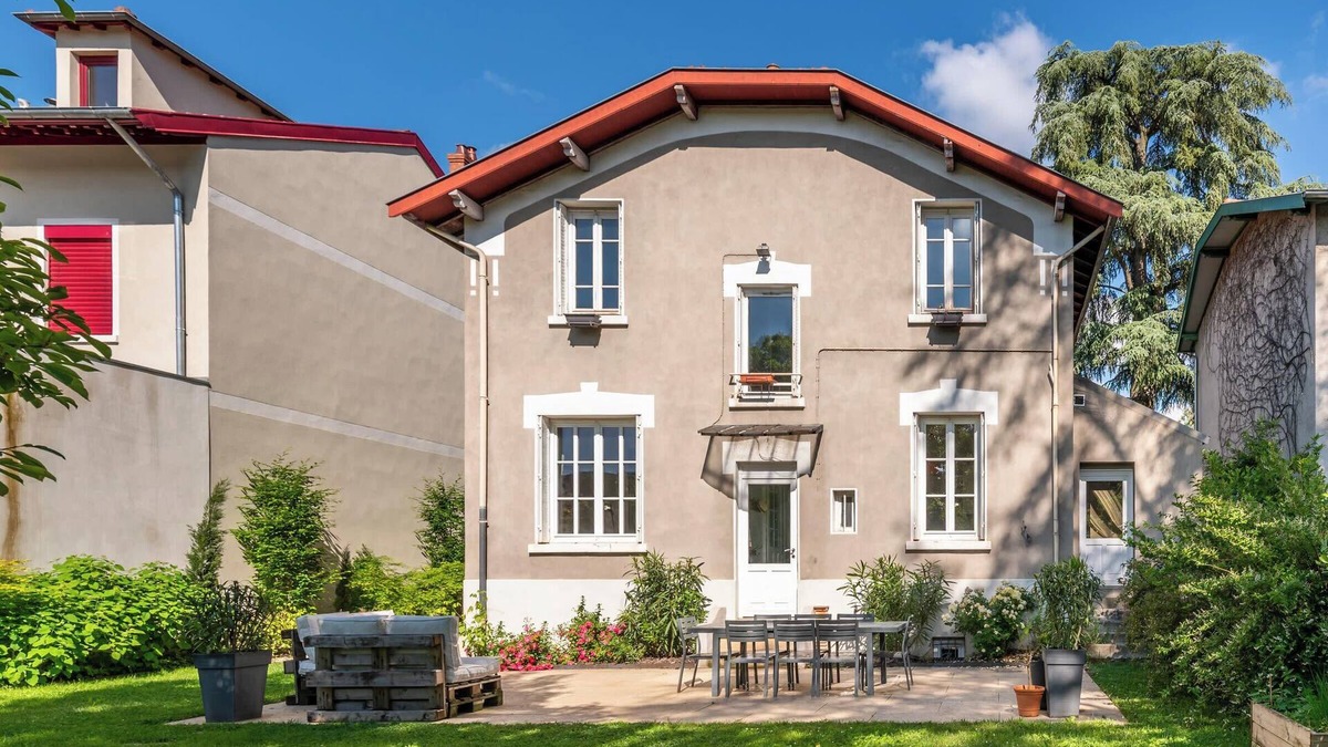 La Demi - Lune Villa | Queen - British garden residence with swimming pool