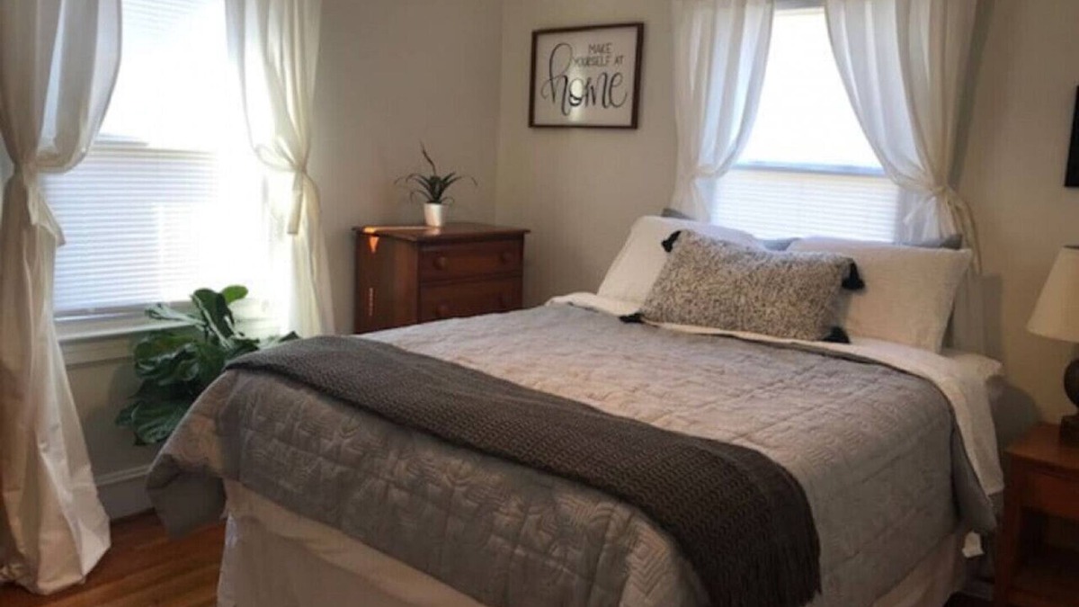 Enderly Park House | Queen City Cottage · Queen City Cottage mins to Uptown, Wifi + Netflix