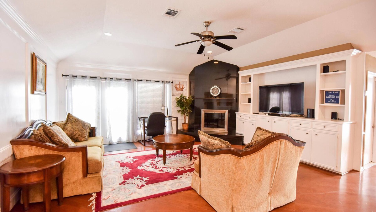 Greater Fondren Southwest House | Queen Esther’s Retreat – Charming Older Home Near Synagogues