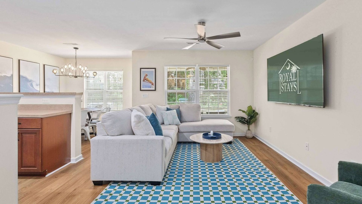 Charleston House | Queen Kelsey - mins from Credit One - pet friendly