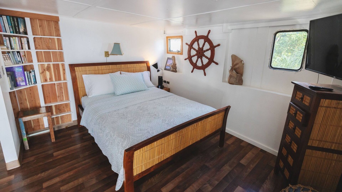 Merizo House | Queen Malesso Beachfront BnB