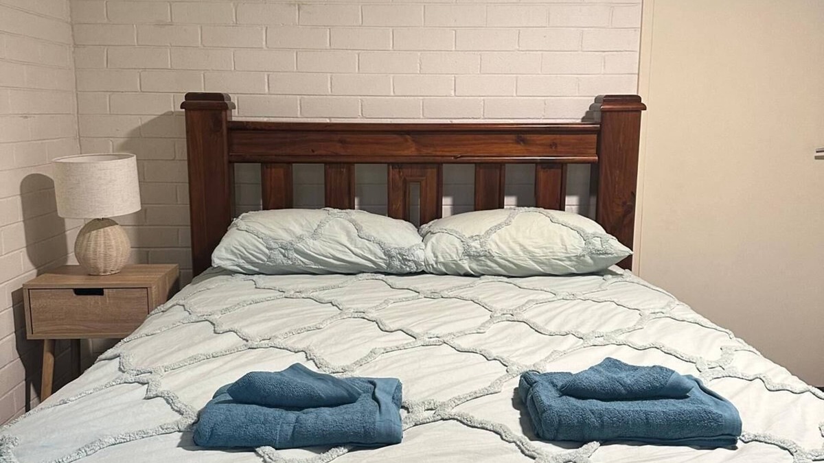 The Gap Apartment | Queen of the Desert Apartment with Cozy MacDonnell Range view.n2 Bedroom 🛌