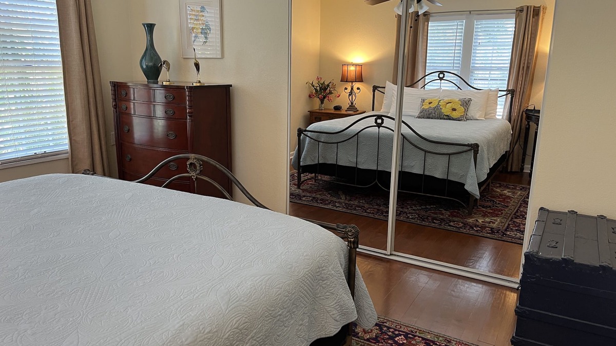 Altamont Manor Apartment | QUEEN PALM APT~ 2ND FLR APT~PRETTY, CLEAN. GREAT LOCATION!