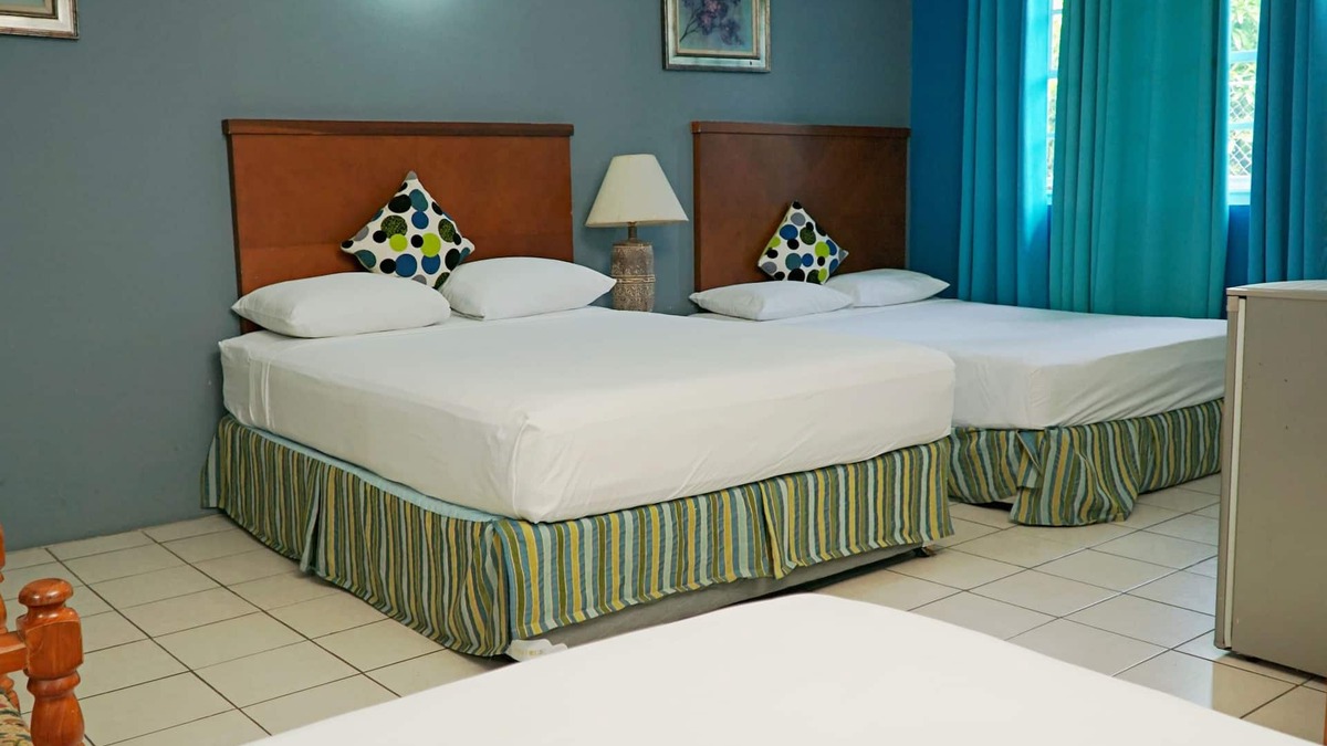 Buccoo Hotel | Queen room at Bellissimo
