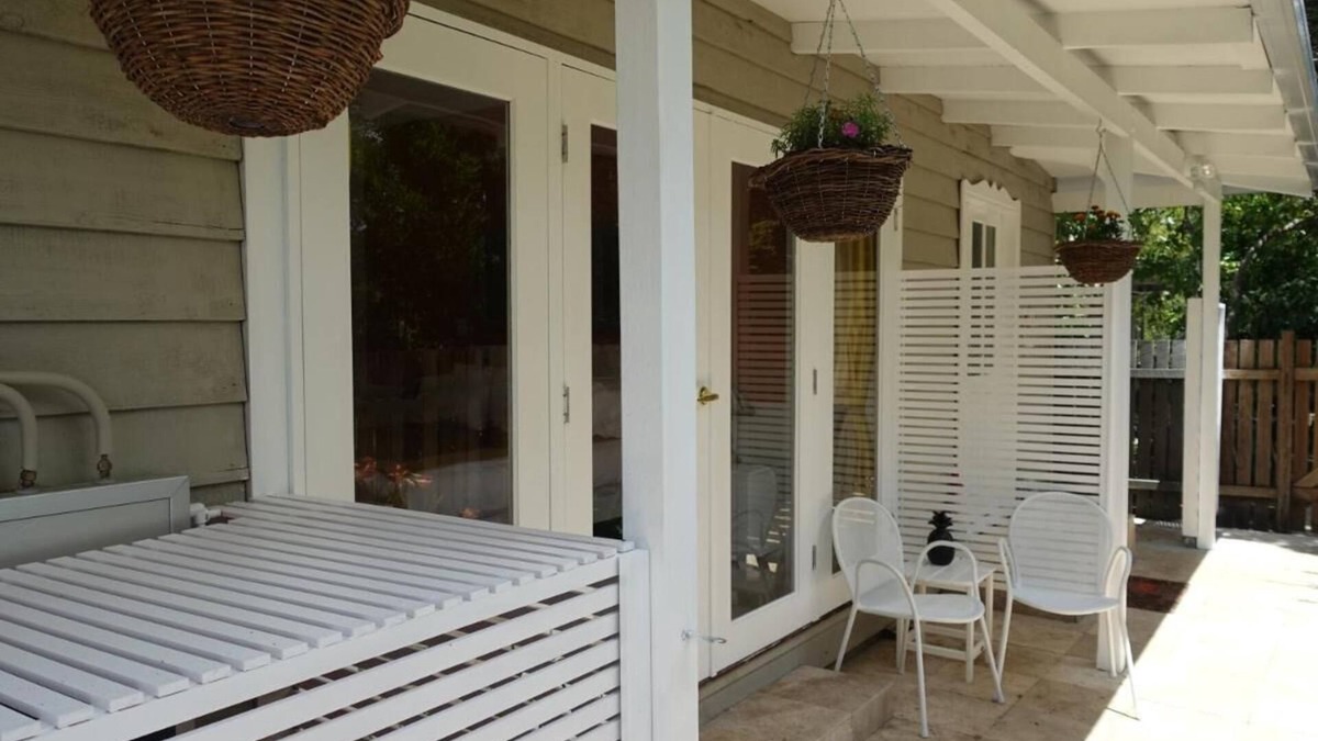 Palmwoods Bed & Breakfast | Queen Room with Balcony Palmwoods