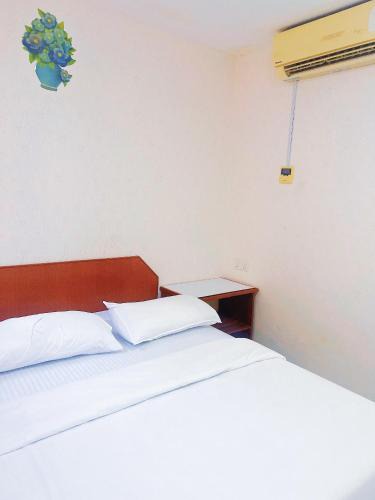 Bukit Kecil House | Queen room with private bathroom