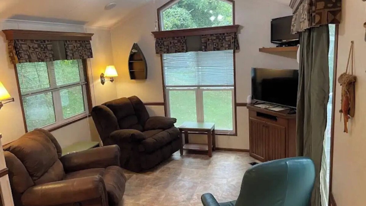 Senecaville Cabin | Queen's Place near Seneca Lake