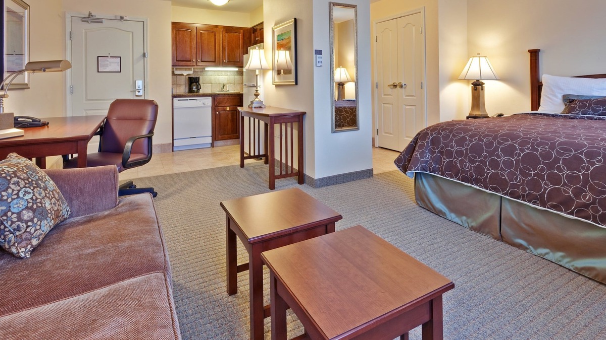Indianapolis Apartment | Queen Studio | Free Breakfast, Pool Access