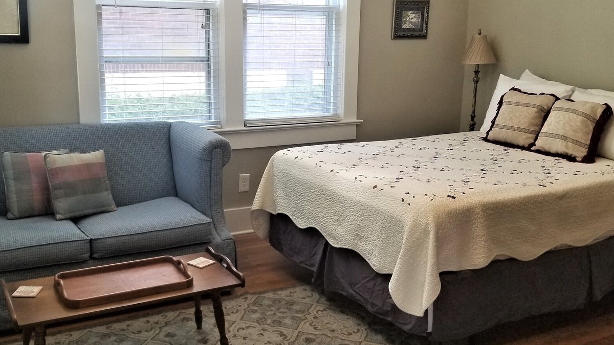 Central Gardens Apartment | Queen Studio with Kitchen, Front porch patio