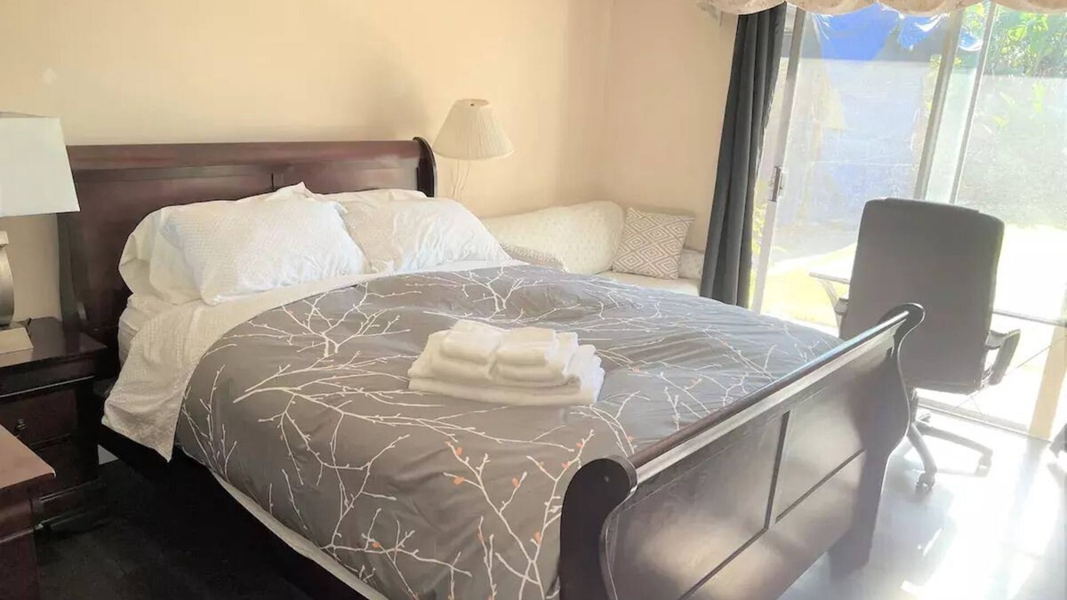 Azusa Apartment | Queen suite at Azusa hills