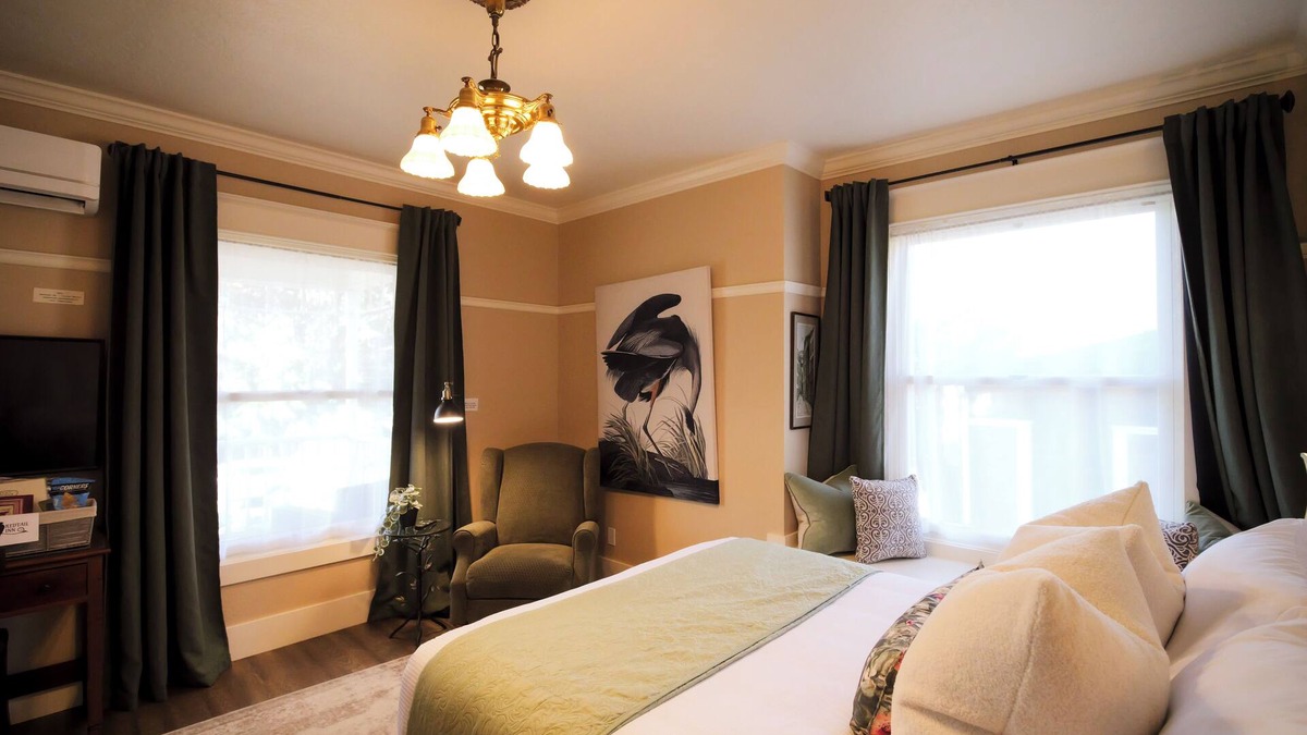 Historic Downtown District Apartment | Queen Suite | Hot Tub | Downtown Ashland | Tesla Station