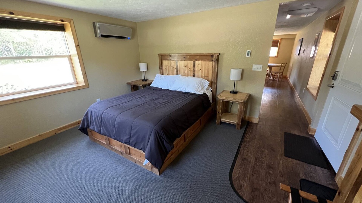 Paradise Hotel | Queen Suite - Tahquamenon Suites Paradise MI