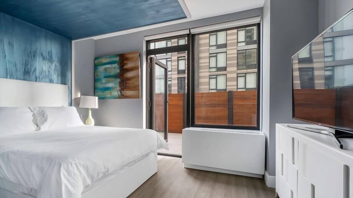 Mott Haven Hotel | Queen Suite w Balcony| Kitchenette| Desk| near NYC