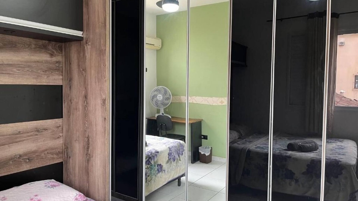 Embare House | Queen suite with WiFi near the beach with access to shared kitchen