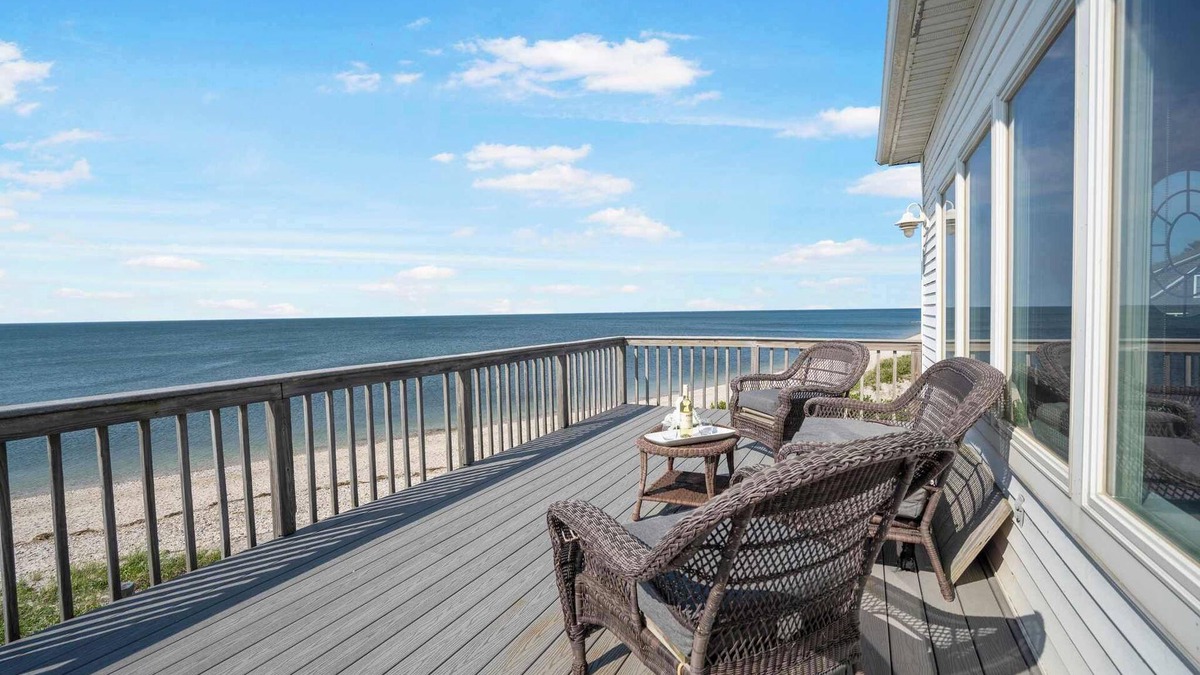 Wading River House | Queen Vic Beach House: 5 Mins to Vineyards & Farms