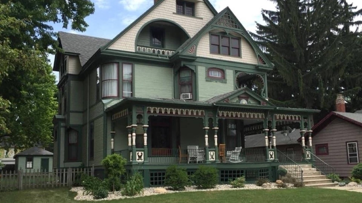 Adrian House | Queen Victorian Home, Walking distance to downtown
