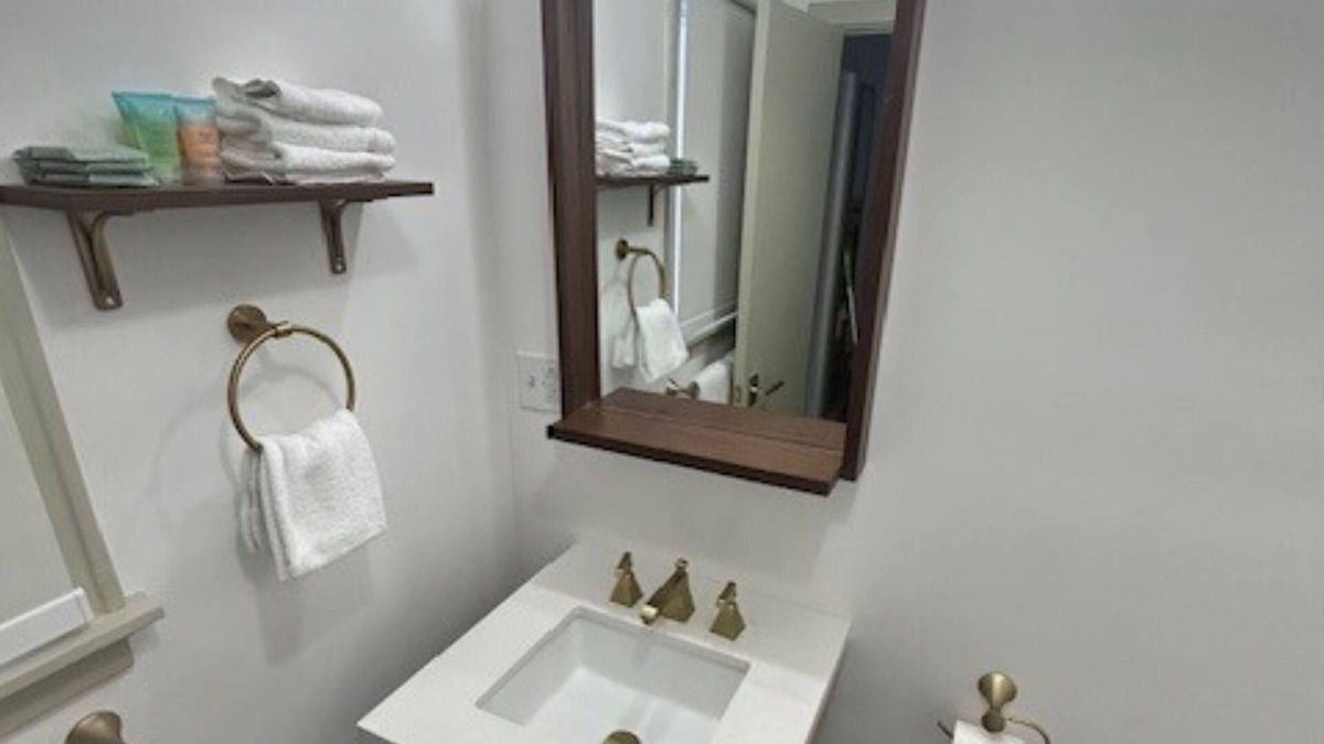 Watkins Glen House | Queen With Twin Inn Room - NQTI