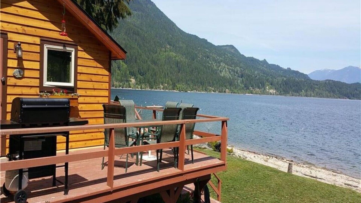 Balfour Cottage | Queens Bay Hideaway Lakefront Cottage