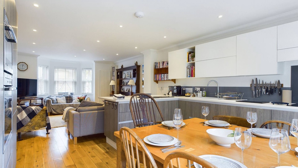 Ryde Ski Chalet | Queens Mews a coastal holiday home