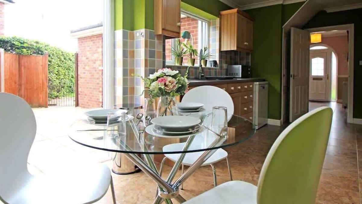 Hoole House | Queens Road - Spacious 4 bedroom home with parking