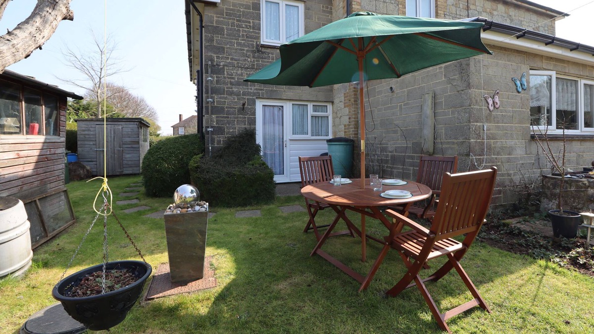 Godshill Cottage | Queensbury Lodge - a house that sleeps 3 guests in 2 bedrooms