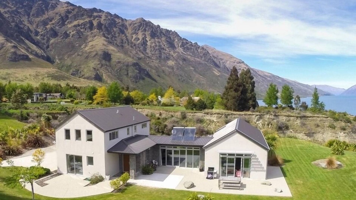 Kawarau Falls House | Queenstown Lakeside Holiday House