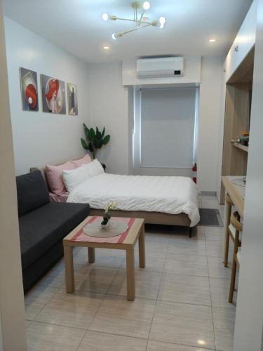 South Triangle Hotel | Quezon City Apartment 2 Condo-Hotel with Pool View