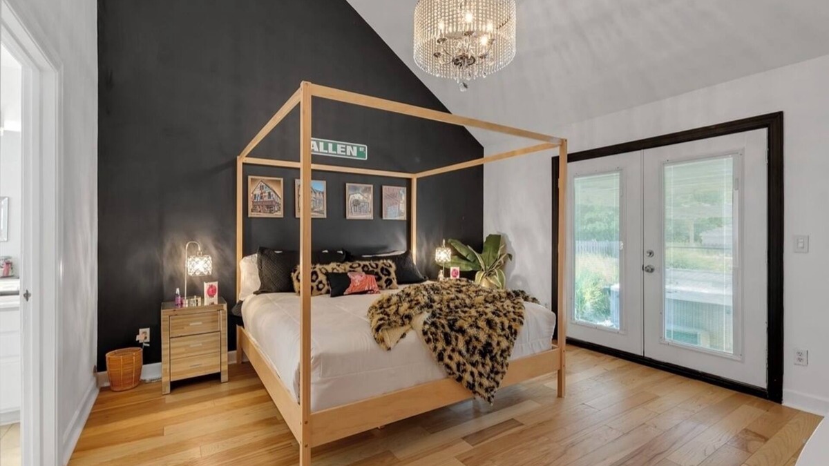Blasdell House | Quick Stroll to Highmark:BarShed,Jacuzzi,Bills Loft,Parking-GAME-DAY DREAM in OP