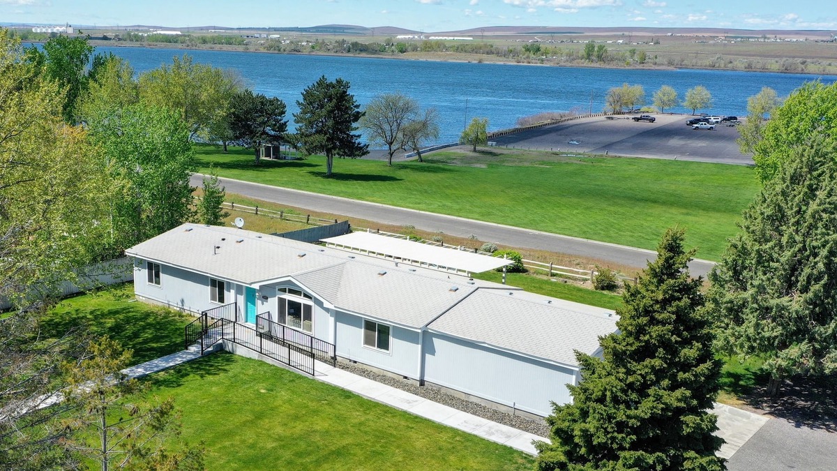 Umatilla House | Quick walk to Columbia River access
