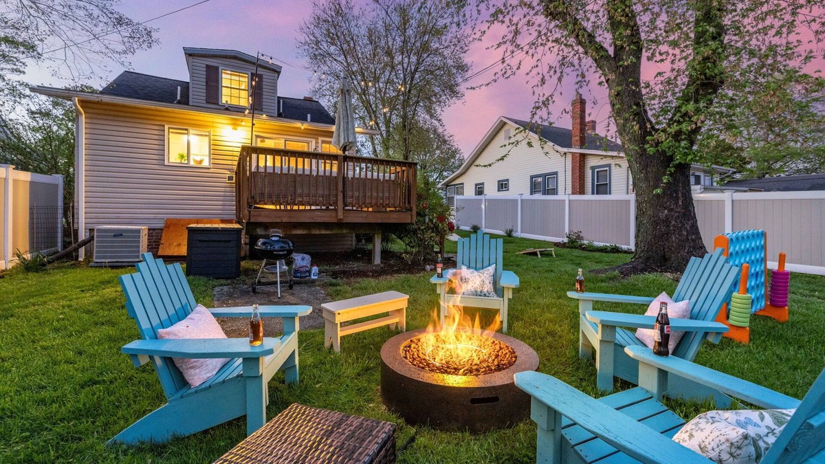 North Beach Cottage | Quick walk to the beach! Fire pit, Corn hole, Games & More!