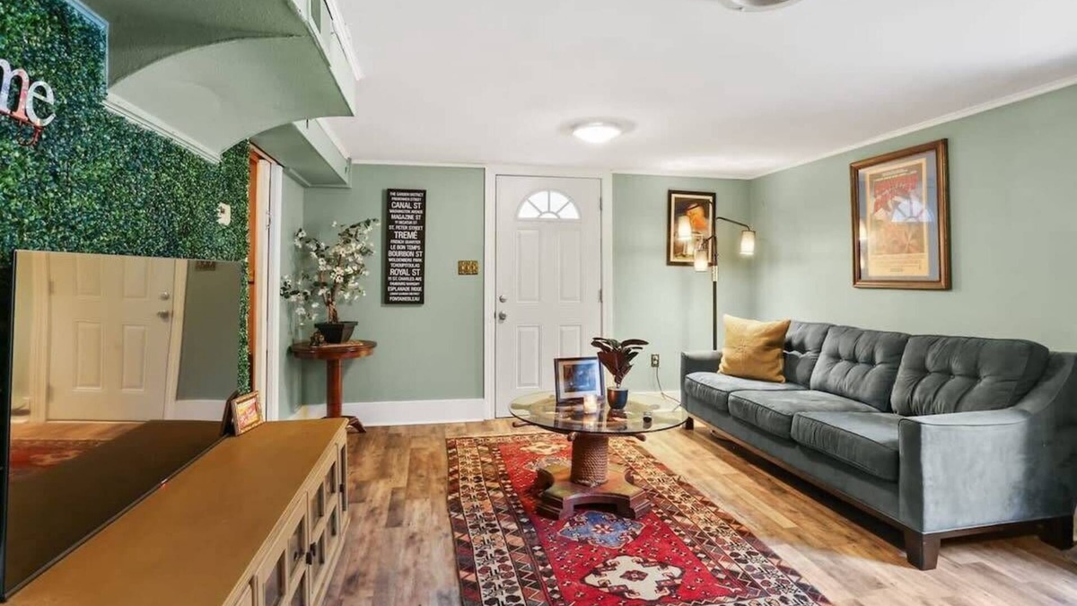 Gentilly Terrace Apartment | Quiet 1 bedroom with easy access to interstate!