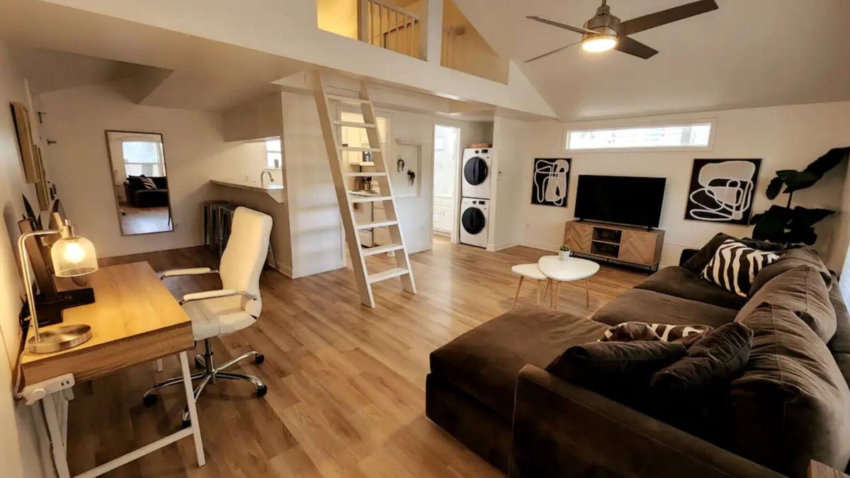North Loop House | Quiet 1BR, full remote work setup, walkable area.nn