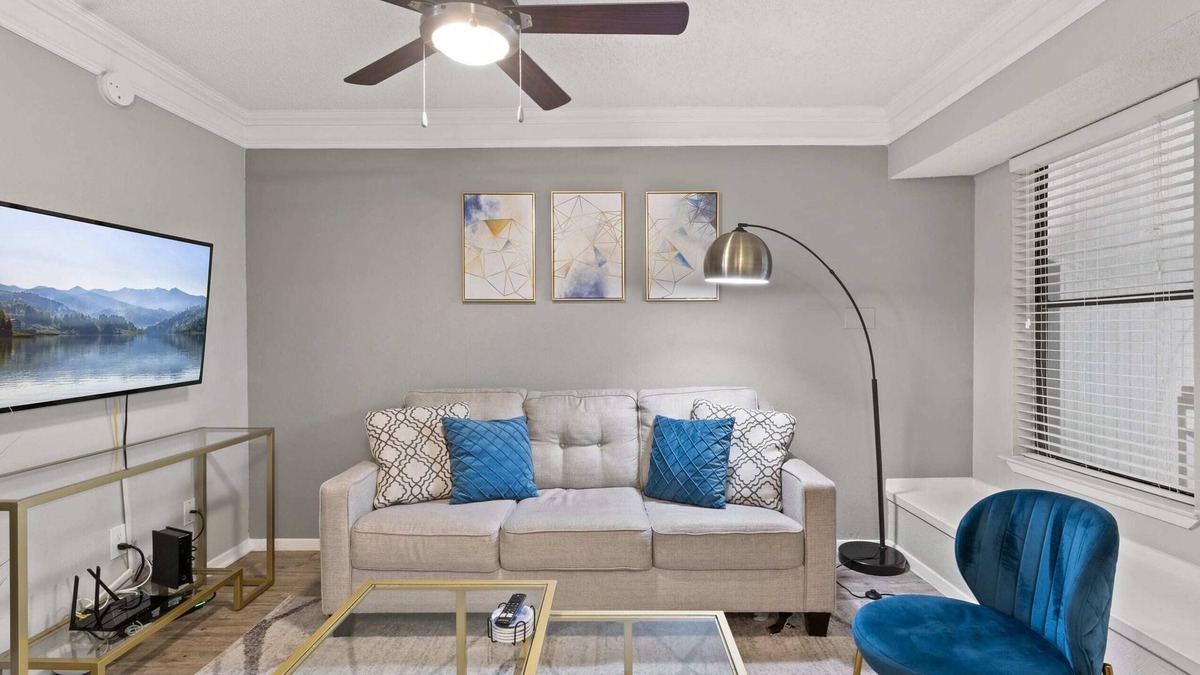 Brentwood Apartment | Quiet 1BR suite w/fast WiFi + king bed + pool