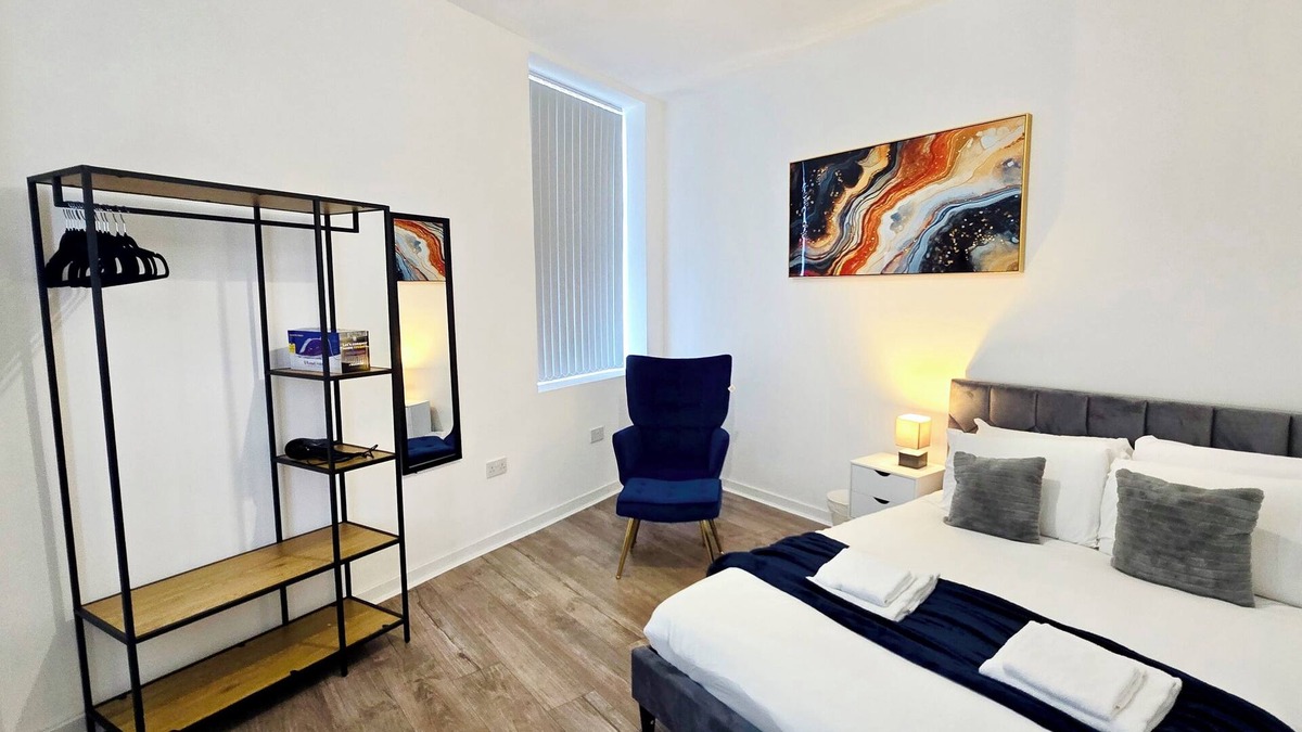 Bury Apartment | Quiet 1BR | Turf Apartment | 5 Mins to Bury