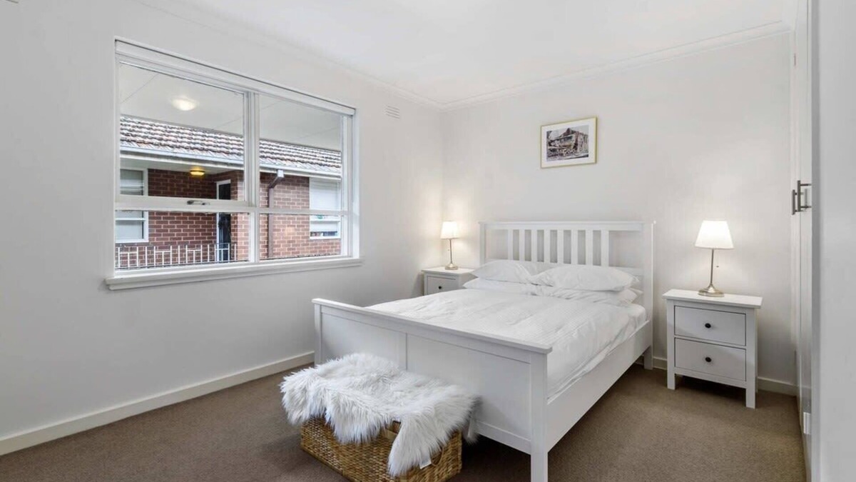 Richmond North Apartment | Quiet 2-Bed Oasis for VIC Gardens & Yarra Trail