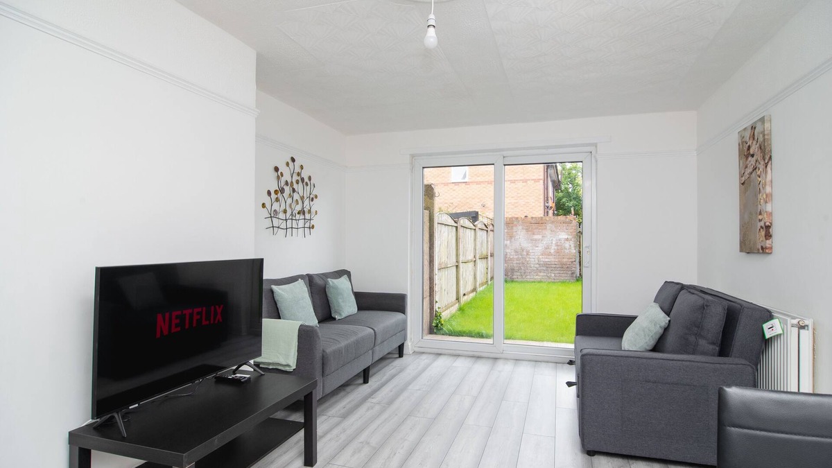 Kirkby House | Quiet 3 bed house, pet friendly