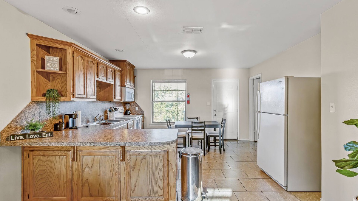 Mission Apartment | Quiet 3 bedroom 2 bathroom minutes away from the freeway