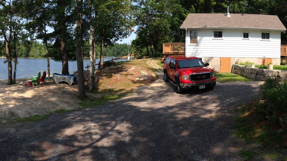 Crowes Landing Cottage | Quiet 3 Bedroom Cottage On Stoney Lake, Ontario