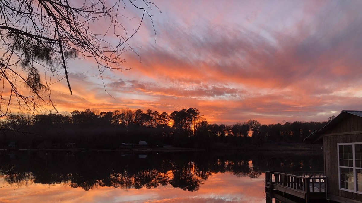 East Dublin House | Quiet 3 Bedroom Lakefront Home on Ben Hall Lake - 15 Minutes to Dublin