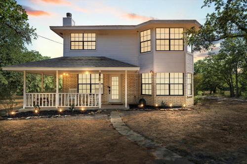 Whitney House | Quiet 4BR Farmhouse: Ideal Family Retreat