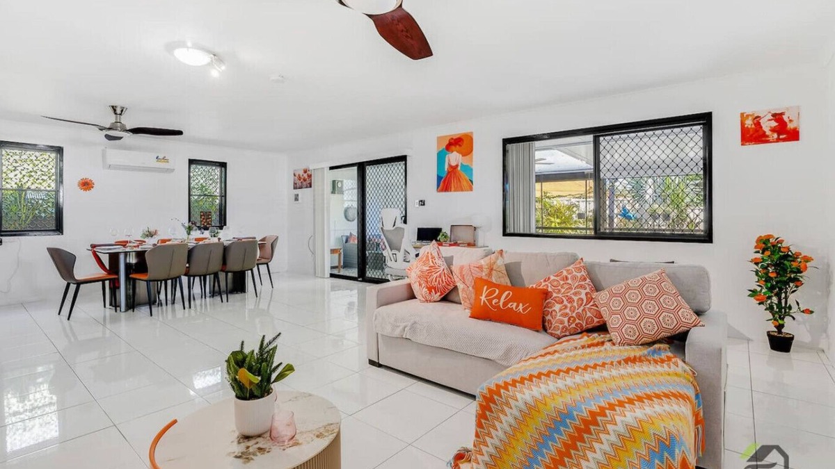 Springfield Lakes House | Quiet 5 bedrooms House located Springfield lake