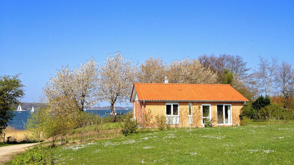 Kosel House | Quiet 5* vacation home right on the water | WLAN | sauna | fireplace | whirlpool tub