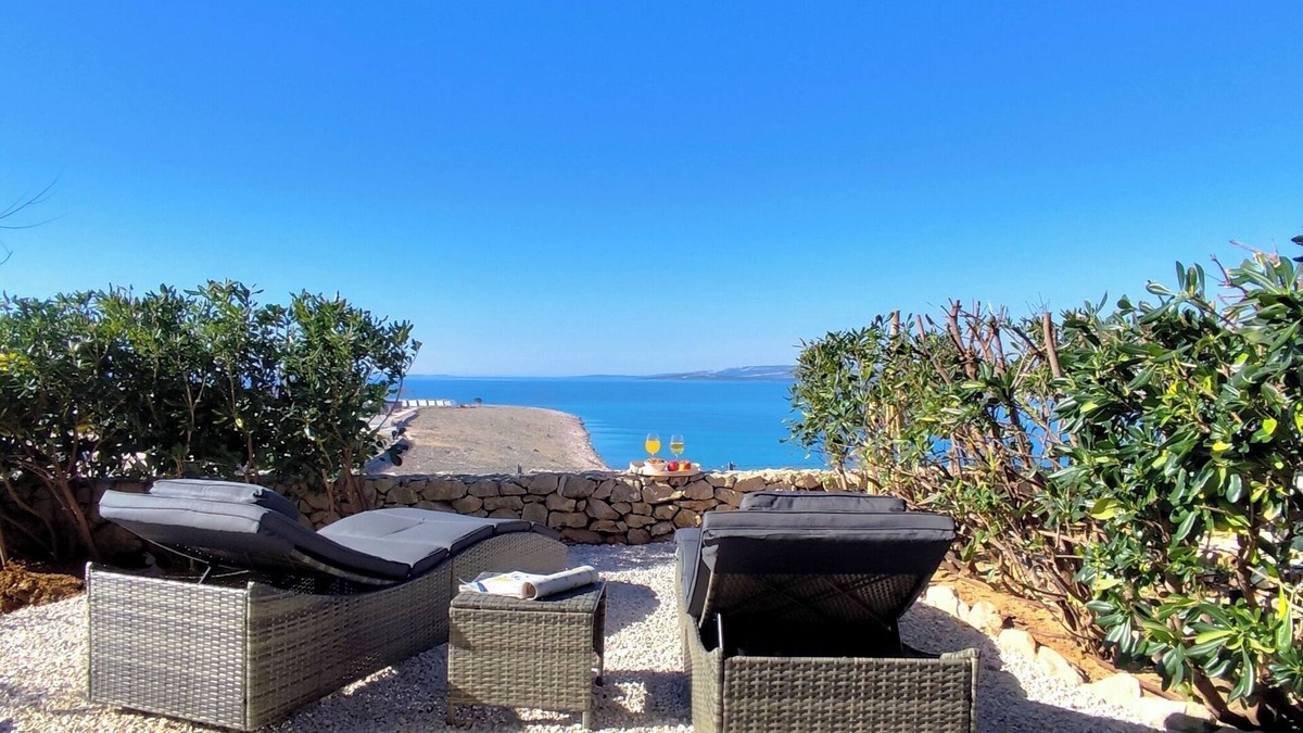 Povljana Apartment | Quiet 69m2 apartment by the sea with garden and pool