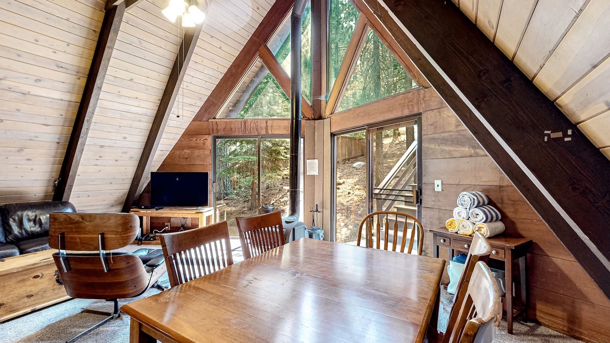 Tahoe Paradise House | Quiet A-frame cabin near town with forest views & high-speed WiFi - dog-friendly