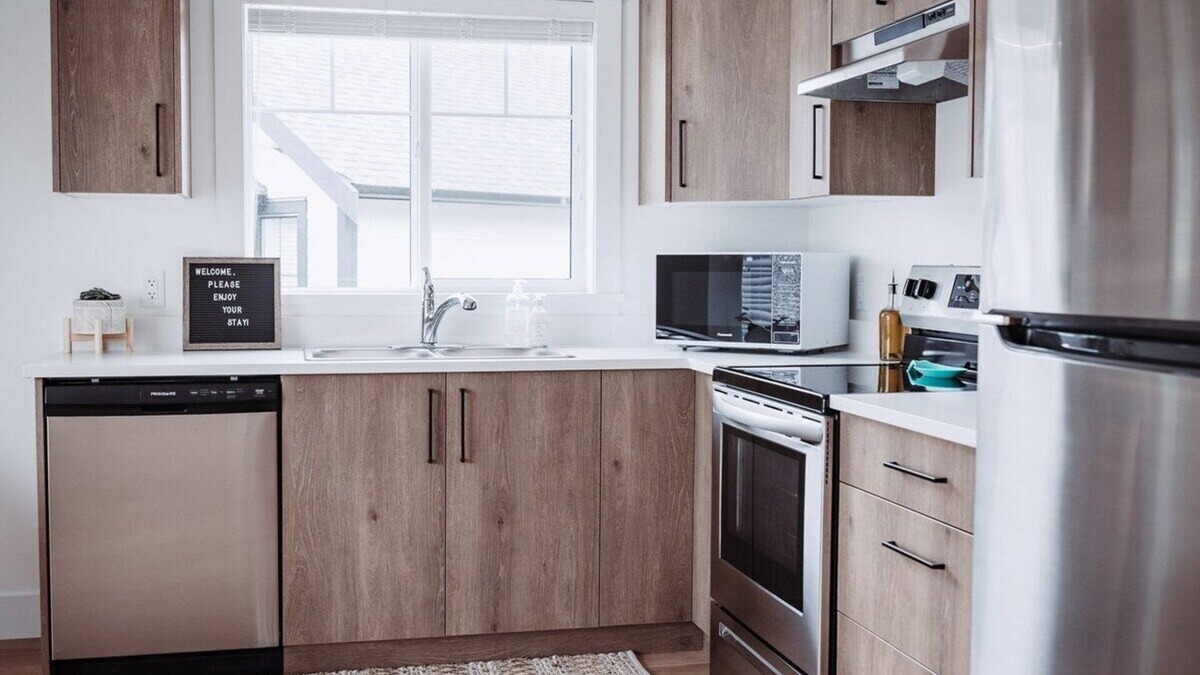 Colwood Apartment | Quiet, above-garage suite in Royal Bay