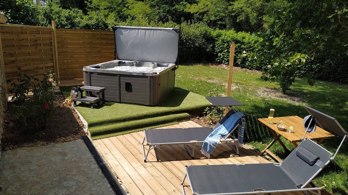Berson House | Quiet accommodation with private jacuzzi at will