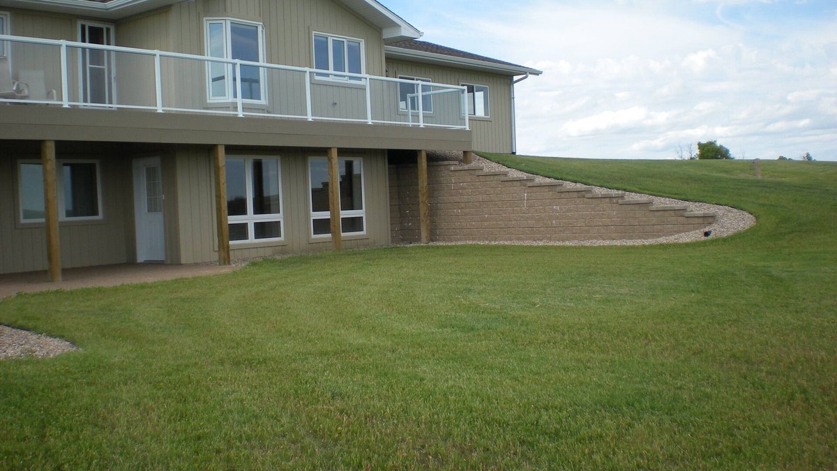 Sedgewick House | Quiet Alberta Retreat